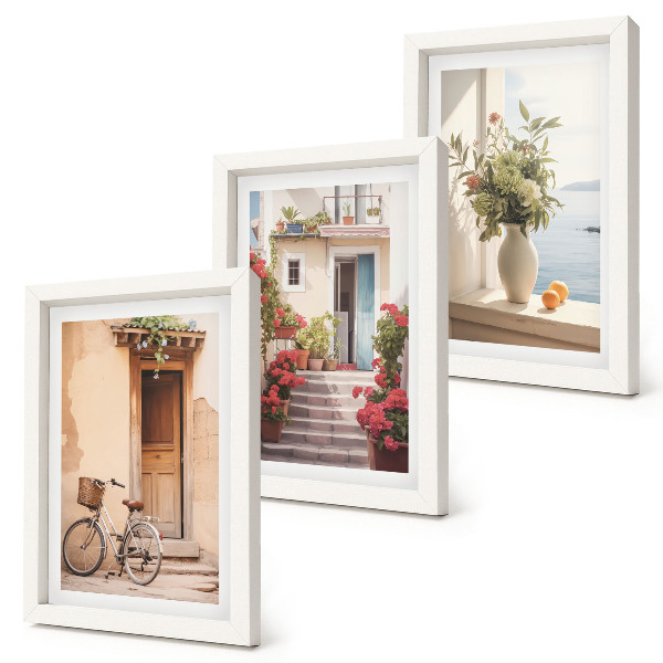 Composizione di 3 quadri Incantevoli stradine sul lungomare, ornate di fiori e biciclette.