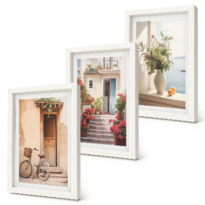 Composizione di 3 quadri Incantevoli stradine sul lungomare, ornate di fiori e biciclette.