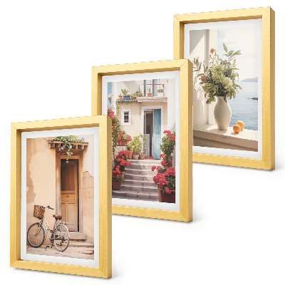 Composizione di 3 quadri Incantevoli stradine sul lungomare, ornate di fiori e biciclette.
