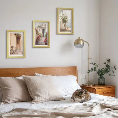Composizione di 3 quadri con incantevoli stradine sul lungomare ornate di fiori e biciclette