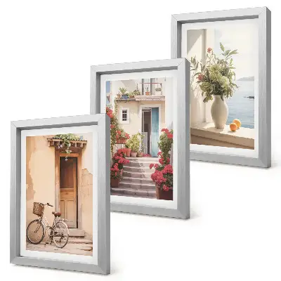 Composizione di 3 quadri con incantevoli stradine sul lungomare ornate di fiori e biciclette