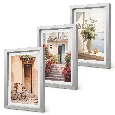 Composizione di 3 quadri Incantevoli stradine sul lungomare, ornate di fiori e biciclette.