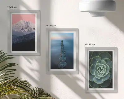 Trittico incorniciato con montagna, cielo rosa, acqua e piante grasse verdi