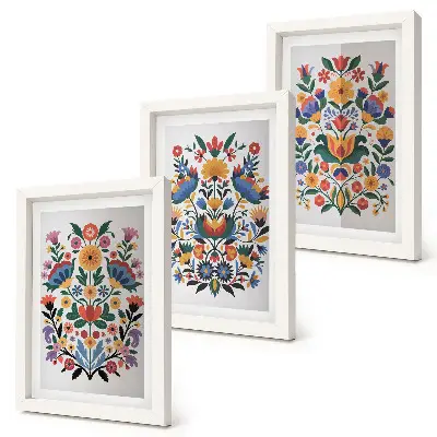 Trittico incorniciato con motivi floreali dai colori intensi su sfondo bianco