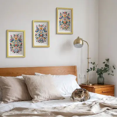 Trittico incorniciato con motivi floreali dai colori intensi su sfondo bianco