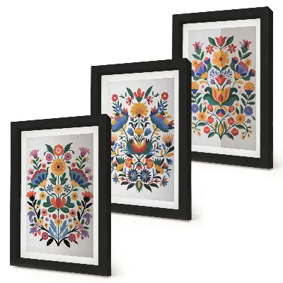 Trittico incorniciato con motivi floreali dai colori intensi su sfondo bianco