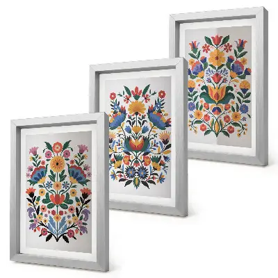 Trittico incorniciato con motivi floreali dai colori intensi su sfondo bianco