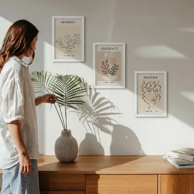 Trittico incorniciato con motivi e linee vegetali in stile moderno