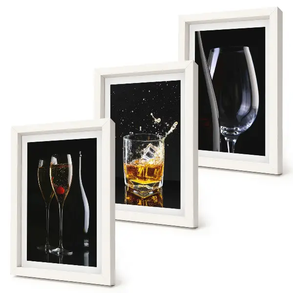 Composizione di 3 quadri con bicchieri di vino e whisky su sfondo nero