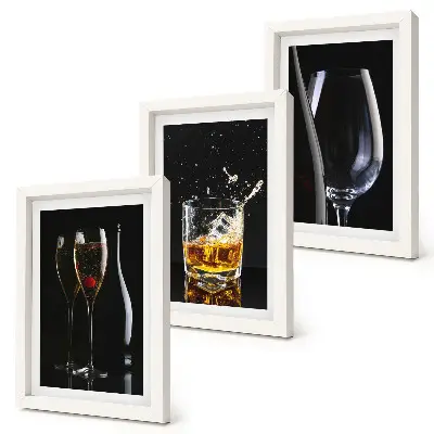 Composizione di 3 quadri con bicchieri di vino e whisky su sfondo nero