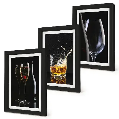 Composizione di 3 quadri con bicchieri di vino e whisky su sfondo nero