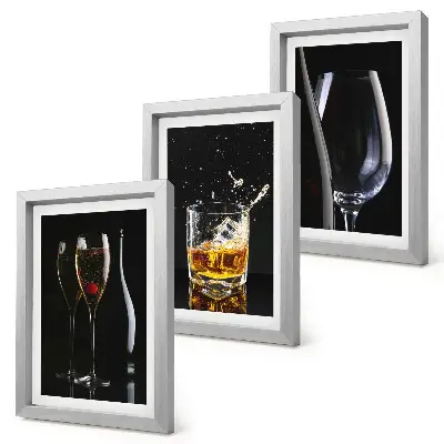 Composizione di 3 quadri con bicchieri di vino e whisky su sfondo nero