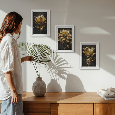 Composizione di 3 quadri Fiori in diverse tonalità di giallo su sfondo scuro
