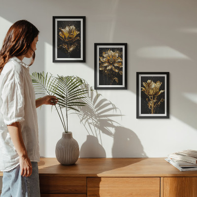 Composizione di 3 quadri Fiori in diverse tonalità di giallo su sfondo scuro