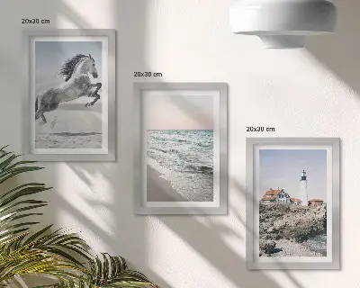 Trittico incorniciato con cavalli in movimento, spiaggia e onde del faro