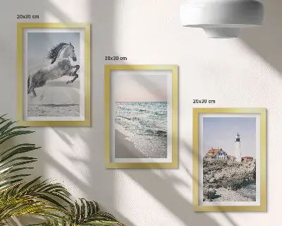 Trittico incorniciato con cavalli in movimento, spiaggia e onde del faro