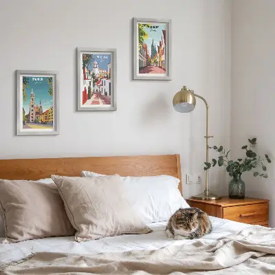 Composizione di 3 quadri con illustrazioni di città europee colorate