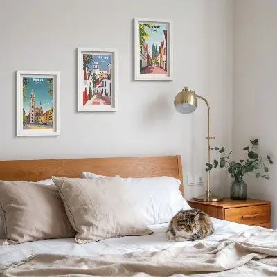 Composizione di 3 quadri con illustrazioni di città europee colorate