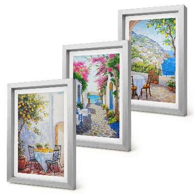 Composizione di 3 quadri Incantevoli stradine con piante fiorite e vista sul mare.
