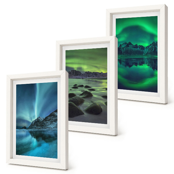 Composizione di 3 quadri Paesaggio invernale con aurora boreale e montagne.