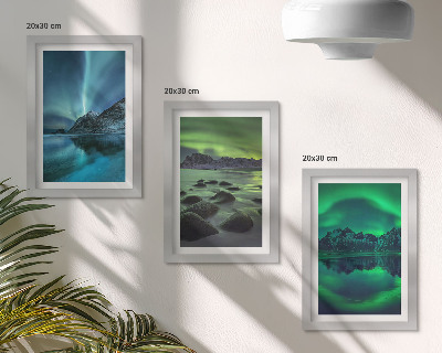 Composizione di 3 quadri Paesaggio invernale con aurora boreale e montagne.