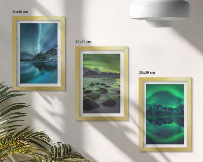 Composizione di 3 quadri Paesaggio invernale con aurora boreale e montagne.