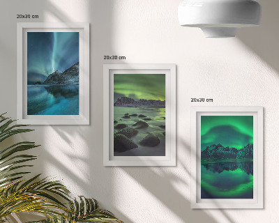 Composizione di 3 quadri Paesaggio invernale con aurora boreale e montagne.