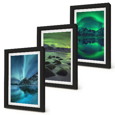 Composizione di 3 quadri Paesaggio invernale con aurora boreale e montagne.
