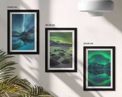 Composizione di 3 quadri Paesaggio invernale con aurora boreale e montagne.