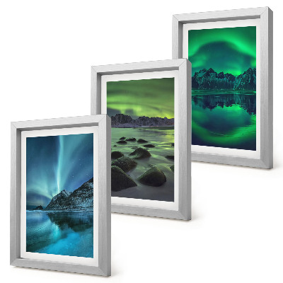 Composizione di 3 quadri Paesaggio invernale con aurora boreale e montagne.