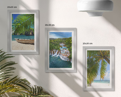Trittico incorniciato Spiaggia con barca, cascate e palme ai tropici