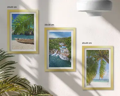 Trittico incorniciato spiaggia con barca, cascate e palme tropicali