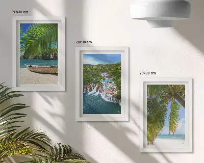 Trittico incorniciato spiaggia con barca, cascate e palme tropicali