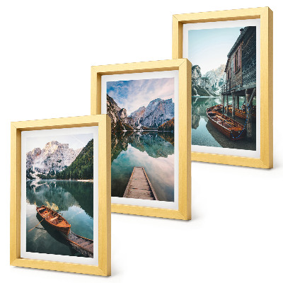 Trittico incorniciato Un lago di montagna con barche e una baita di legno.