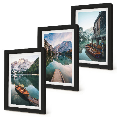 Trittico incorniciato Un lago di montagna con barche e una baita di legno.
