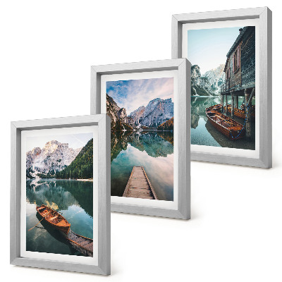 Trittico incorniciato Un lago di montagna con barche e una baita di legno.