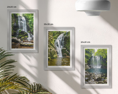Trittico incorniciato Cascate in un ambiente verde con pietre e acqua