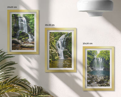 Trittico incorniciato Cascate in un ambiente verde con pietre e acqua