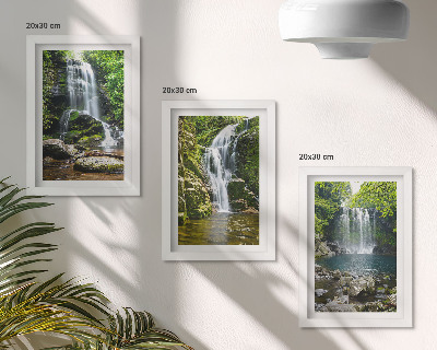 Trittico incorniciato Cascate in un ambiente verde con pietre e acqua