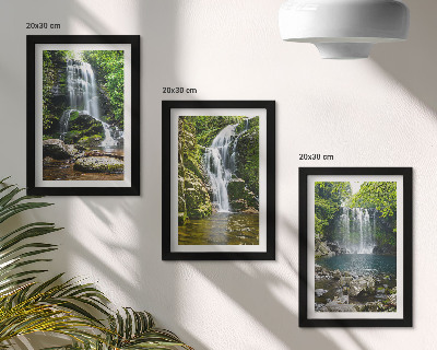Trittico incorniciato Cascate in un ambiente verde con pietre e acqua