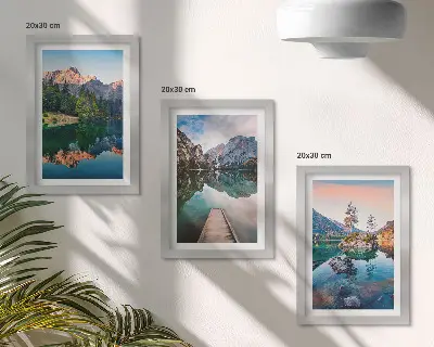 Composizione di 3 quadri con laghi di montagna riflessi nell'acqua e nella foresta