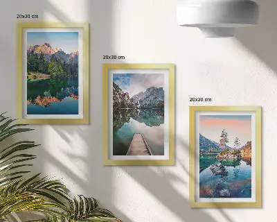 Composizione di 3 quadri con laghi di montagna riflessi nell'acqua e nella foresta
