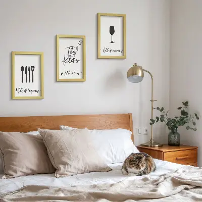 Trittico incorniciato con modelli di utensili da cucina e iscrizioni decorative