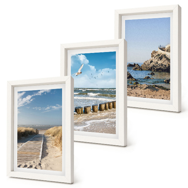 Trittico incorniciato Spiaggia con passerella in legno, mare e scogliere a picco sul mare.