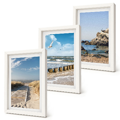 Trittico incorniciato Spiaggia con passerella in legno, mare e scogliere a picco sul mare.