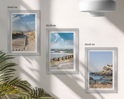 Trittico incorniciato Spiaggia con passerella in legno, mare e scogliere a picco sul mare.
