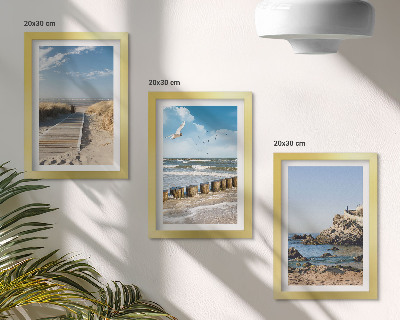 Trittico incorniciato Spiaggia con passerella in legno, mare e scogliere a picco sul mare.