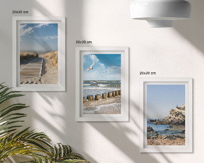 Trittico incorniciato Spiaggia con passerella in legno, mare e scogliere a picco sul mare.
