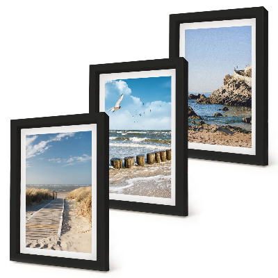 Trittico incorniciato Spiaggia con passerella in legno, mare e scogliere a picco sul mare.