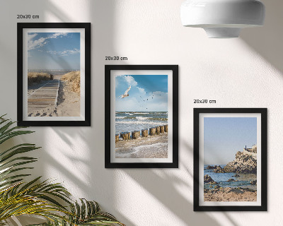 Trittico incorniciato Spiaggia con passerella in legno, mare e scogliere a picco sul mare.